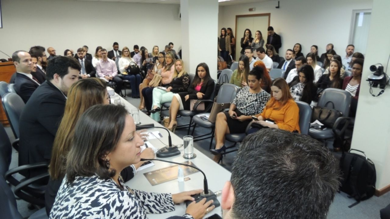 Jovem advocacia lota auditório da Ordem no lançamento do Manual Interativo elaborado pela CEAIC